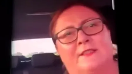 O procuroare din Timiș a făcut LIVE pe Facebook în timp ce conducea, cu un copil pe scaunul din dreapta - VIDEO