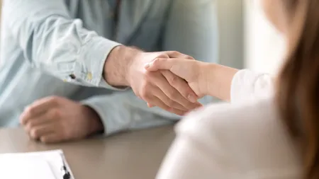 Directorul unui lanţ celebru de fast-food, arestat pentru trafic de persoane. Tinere care voiau să se angajeze, obligate să se prostitueze