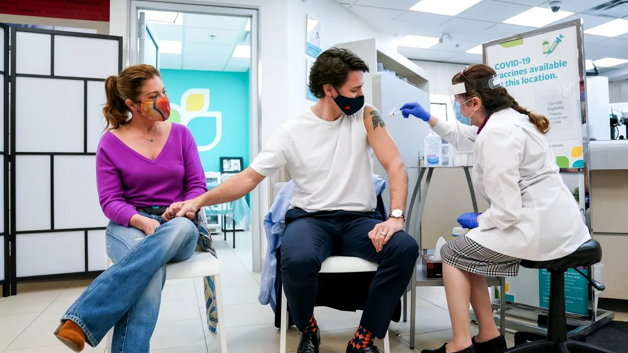 Premierul canadian s-a vaccinat cu AstraZeneca. Justin Trudeau se află la prima doză (FOTO-VIDEO)