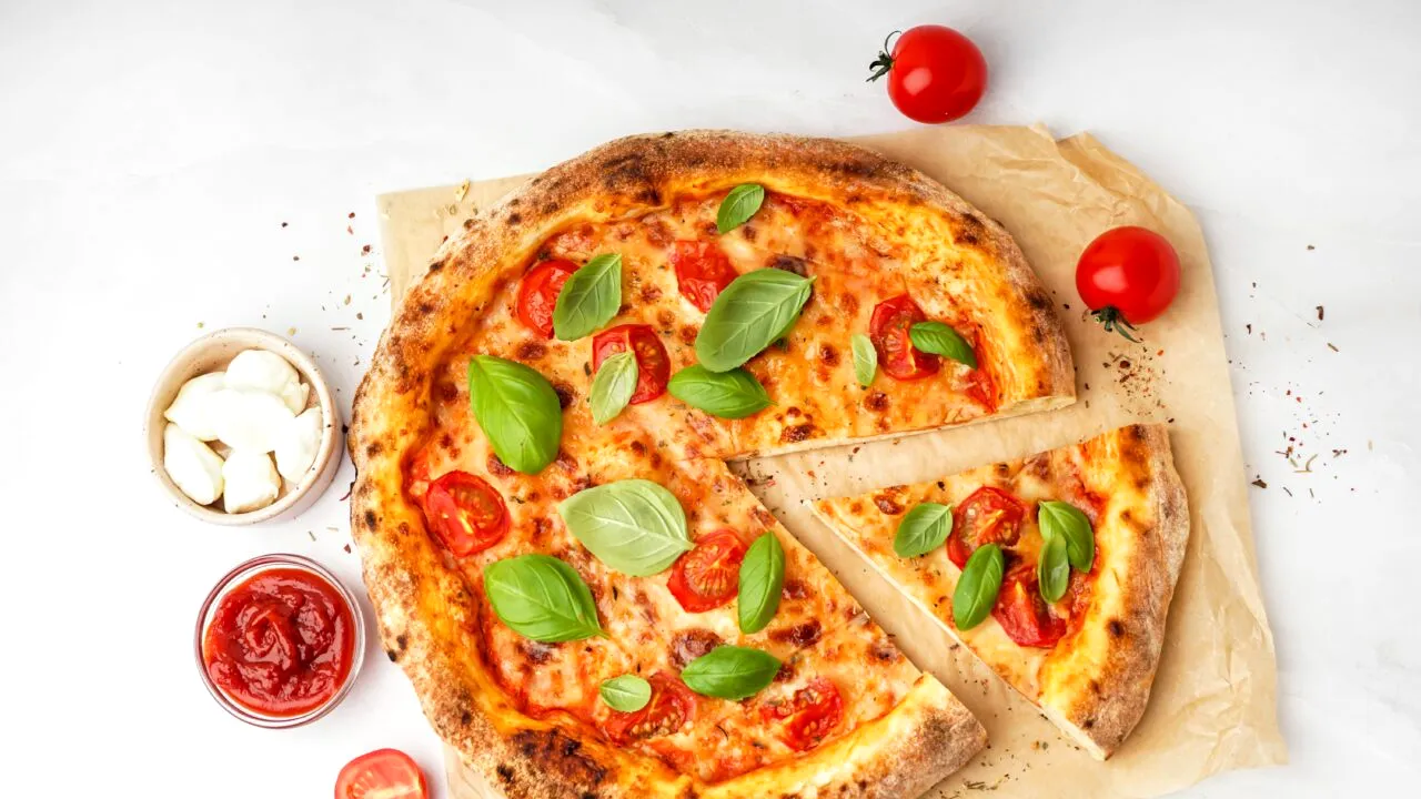 Cum să prepari pizza în 15 minute. Rețetă pentru un aluat omogen cu 5 ingrediente