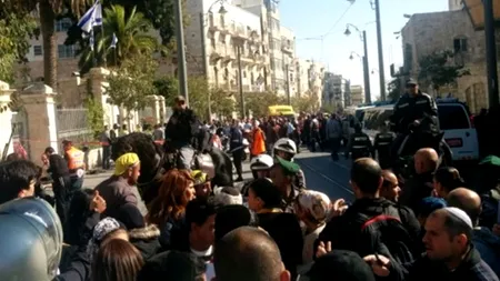 Două adolescente palestiniene au atacat cu foarfeca un bătrân. Bărbatul rănit a fost salvat de un polițist care le-a împușcat pe agresoare