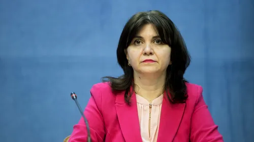 MOȚIUNE. Monica Anisie răspunde acuzațiilor: Sistemul nu a fost pregătit pentru trecerea imediată la învățarea online