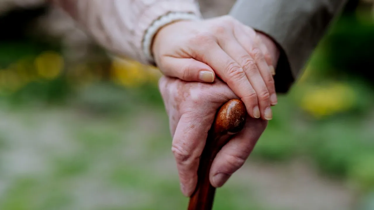 O fiică și-a găsit TATĂL după 50 de ani de căutări, deși locuia la doar 4 km „casa părintească”. „Am plâns când l-am cunoscut. Era bucata care lipsea”