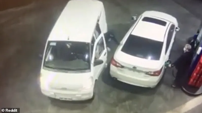 Cum a scăpat un bărbat, care își alimenta mașina, de niște presupuși hoți. Imaginile au fost surprinse în Chile - FOTO/VIDEO