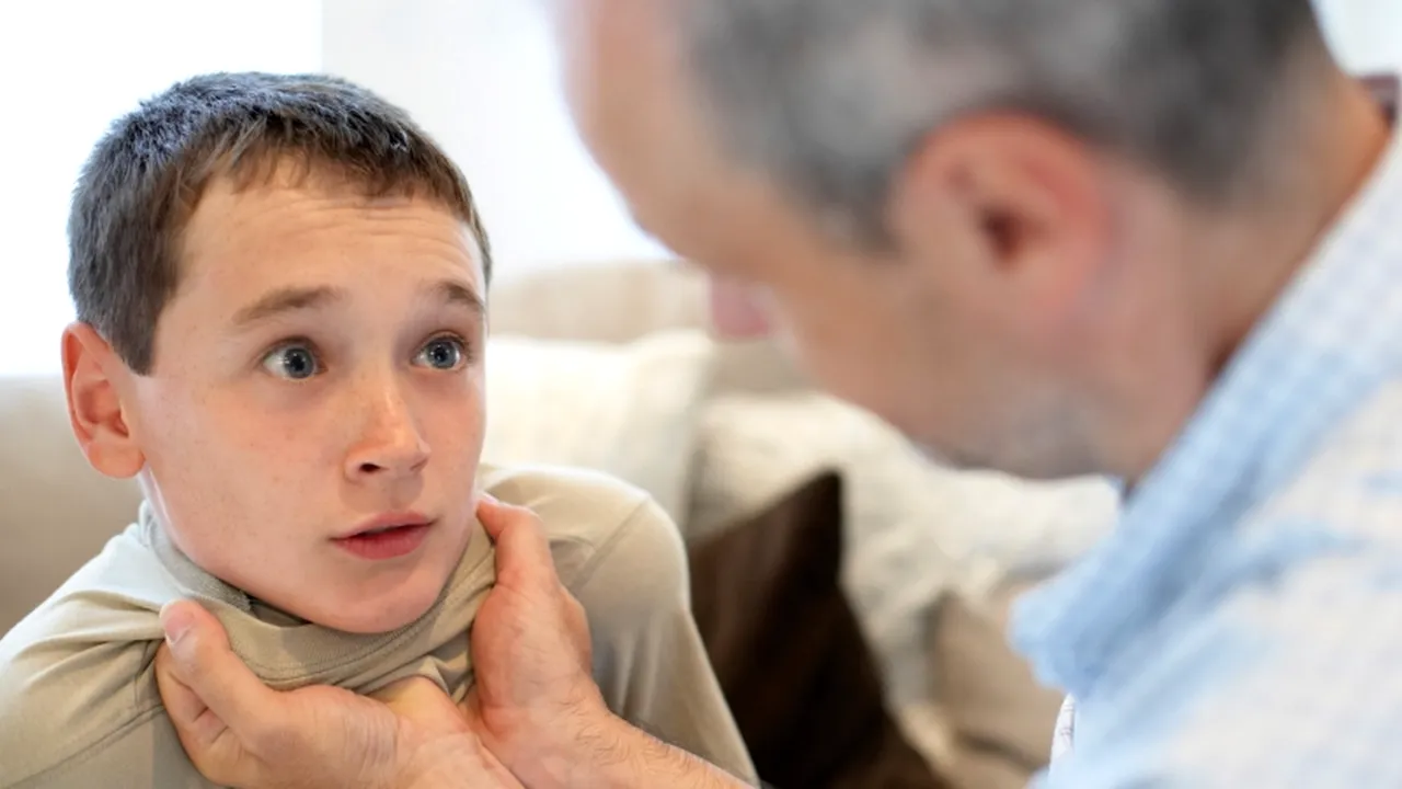 Un bărbat din Arad a fost arestat după ce și-a bătut nepotul în vârstă de patru ani. Băiatul a stat două săptămâni în spital