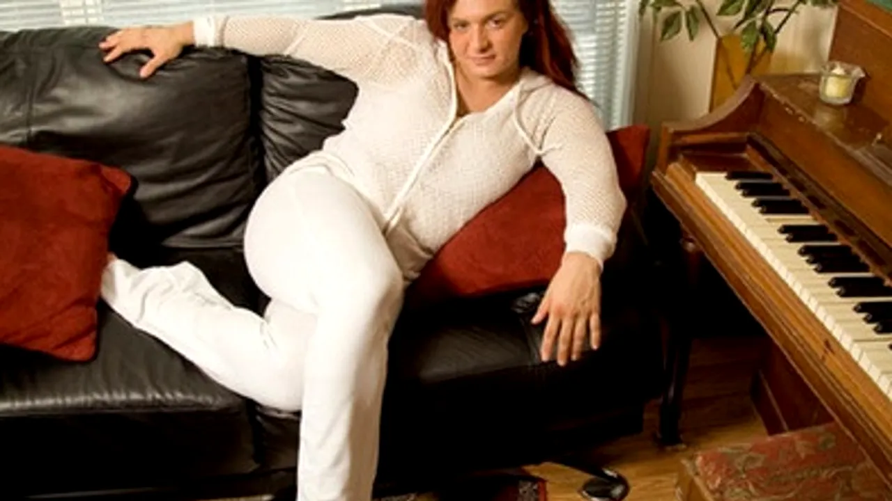 În ce se transformă această femeie în timpul nopții. GALERIE FOTO