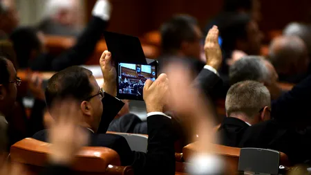 Senatorii vor să păstreze pensiile speciale. Legea care propunea anularea lor, respinsă