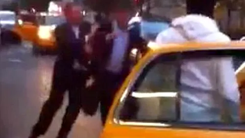 VIDEO: Cum se bat doi oameni de afaceri din New York pentru un taxi