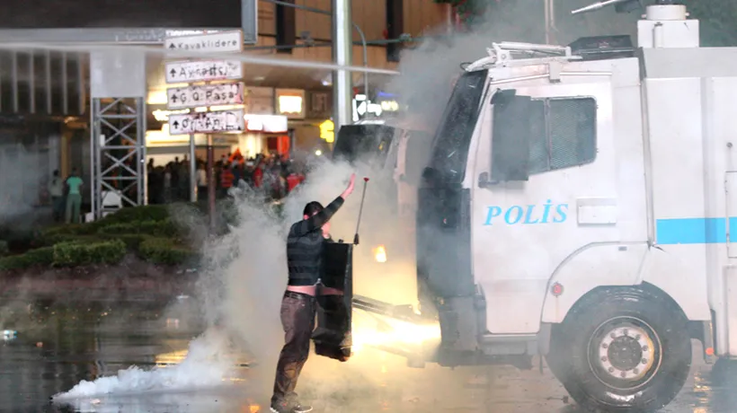 Poliția a folosit tunuri cu apă împotriva manifestanților adunați în piața Taksim din Istanbul