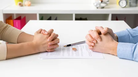 Cum încearcă o femeie din Iași să rămână cu toți BANII soțului. Copilul de 4 ani al celor doi a picat la mijloc