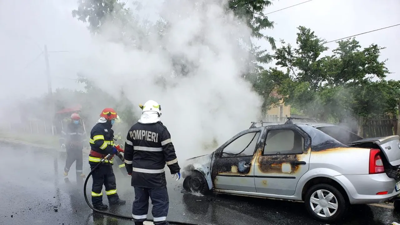 INCENDIU. Un autoturism a luat foc în timpul mersului, pe DN64. Autoritățile au intervenit la fața locului