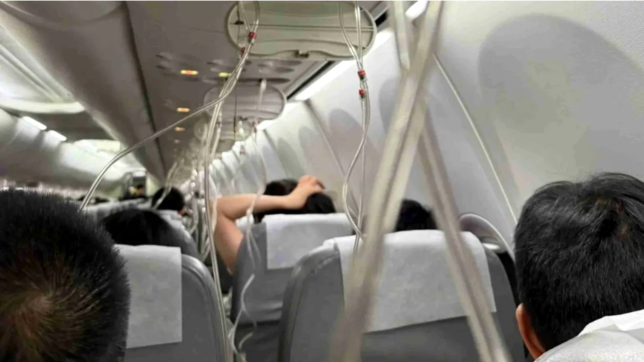 TESTAMENT în PICAJ. Un pasager asiatic și-a tastat codurile de pin și detaliile asigurărilor de viață în avionul care părea să se prăbușească