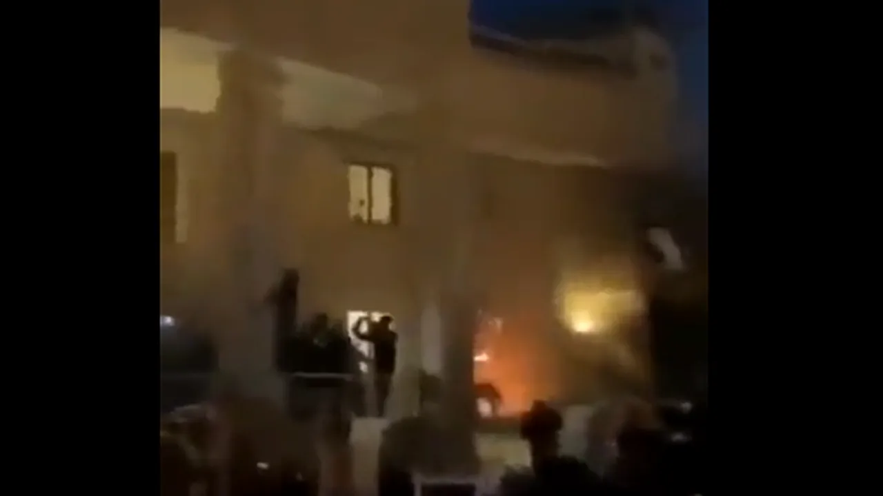 VIDEO | Ambasada Suediei la Bagdad, atacată şi incendiată din cauza arderii Coranului/ Angajaţii sunt în siguranţă, spune Ministerul suedez de Externe