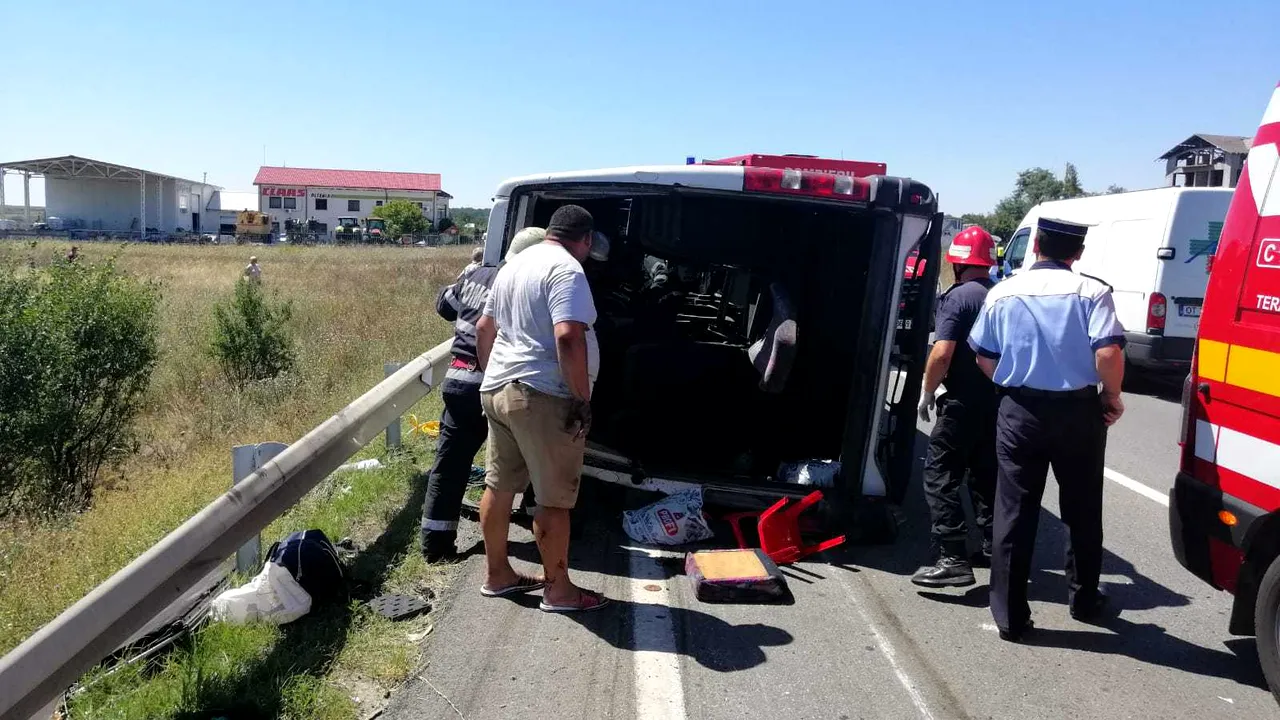 Două persoane din microbuzul răsturnat în Dolj au murit, iar șase sunt transportate la spital / Plan roșu de intervenție
