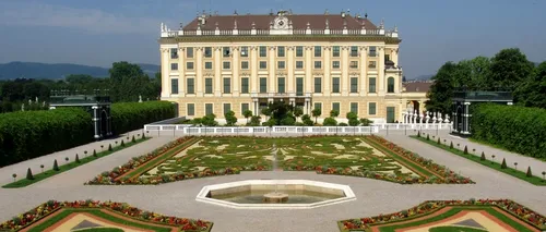 Regi pentru câteva zile. Povestea primilor români cazați în Palatul Schonbrunn din Viena