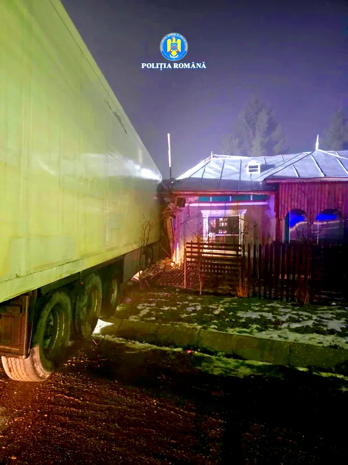 Accident de coșmar în Dâmbovița. Un TIR s-a oprit în zidul unei locuințe. Șoferul a fost rănit