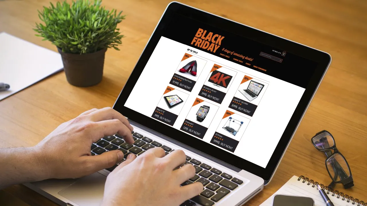 Ce să faci și la ce să fii atent când cumperi de Black Friday 2021. În online, alegi, compari și poți vedea istoricul de preț