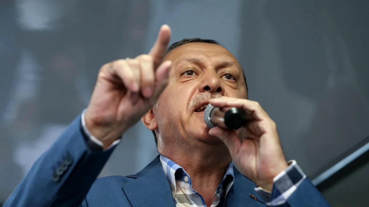 Epurările în masă ale lui Erdogan: 36.000 de profesori suspendați, televiziuni închise