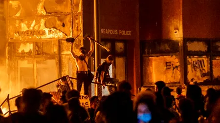 CAZUL GEORGE FLOYD. Proteste violente în Minneapolis, după moartea bărbatului de culoare. Victima a lucrat în același club cu polițistul care i-a pus genunchiul pe gât / Fratele lui Floyd cere „pedeapsa capitală” pentru oamenii legii! UPDATE / VIDEO