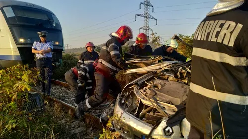 Două persoane au murit după ce mașina în care se aflau a fost lovită de un tren, în Dâmbovița