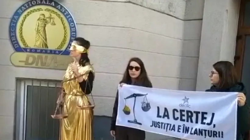 VIDEO | Protest Declic la DNA față de clasarea dosarului Certej. Asociația a adus zeița justiției: „La Certej, justiția e în lanțuri