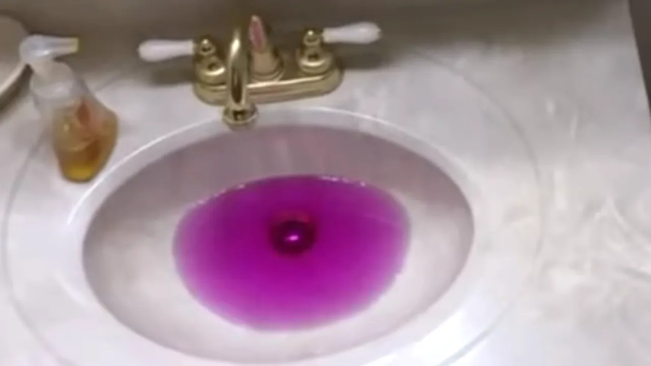 Au deschis robinetele și au rămas șocați: Apa roz, noua „modă