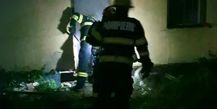 Explozie urmată de incendiu într-o locuință din Dâmbovița. O persoană a fost RĂNITĂ