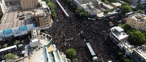 Mii de persoane au participat la FUNERALIILE președintelui Iranului, înhumat într-un mausoleu din Mashhad