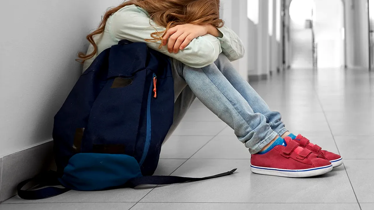 Adolescentă de 17 ani, VÂNDUTĂ de părinți cu suma de 3.500 de euro / Pentru a scăpa, copila a sunat la 112