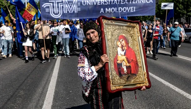 Emoționant! Mesajul unei BĂTRÂNE din Moldova, la mitingul proeuropean: „Să vină toată Europa la noi acasă! Să scăpăm de lepra cea rea. Suntem români”