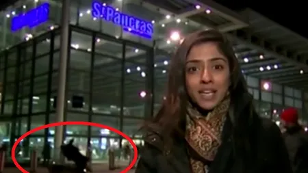 O prezentatoare tv transmitea live despre întârzierile trenurilor, fără să știe ce se întâmplă chiar în spatele ei. Telespectatorii au văzut totul