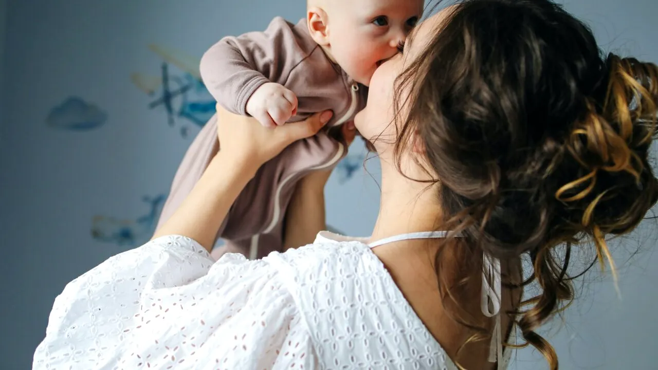 Femeile care devin mame în acest an pot primi bani de la stat. Ce condiții trebuie să îndeplinească pentru a primi ajutorul financiar