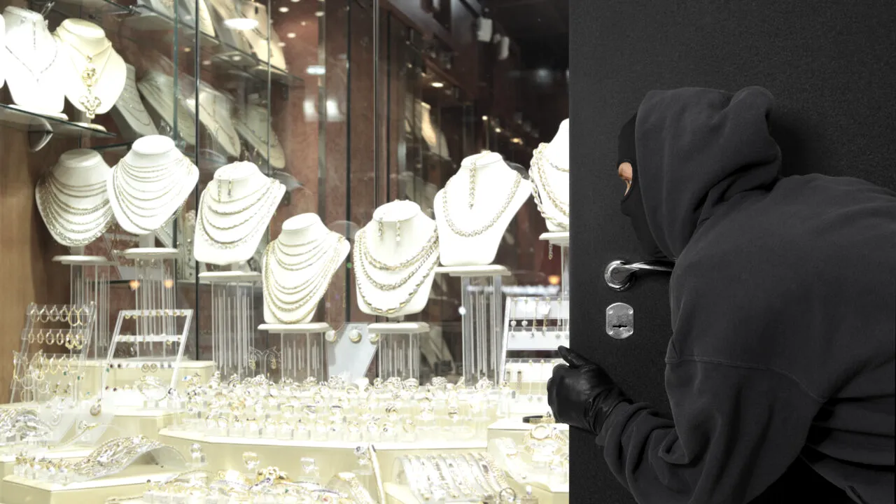 Un imigrant român, arestat pentru jaf și identitate falsă: „Sunt marocan, deschide seiful sau te ucid”/ A furat bijuterii de un milion de euro