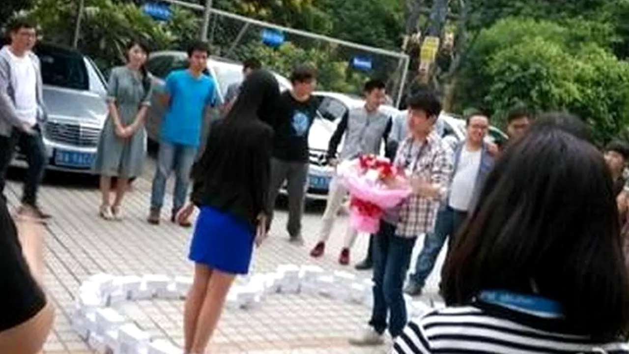 Un bărbat a cumpărat 99 de iPhone-uri pentru a-și cere iubita în căsătorie. Reacția tinerei