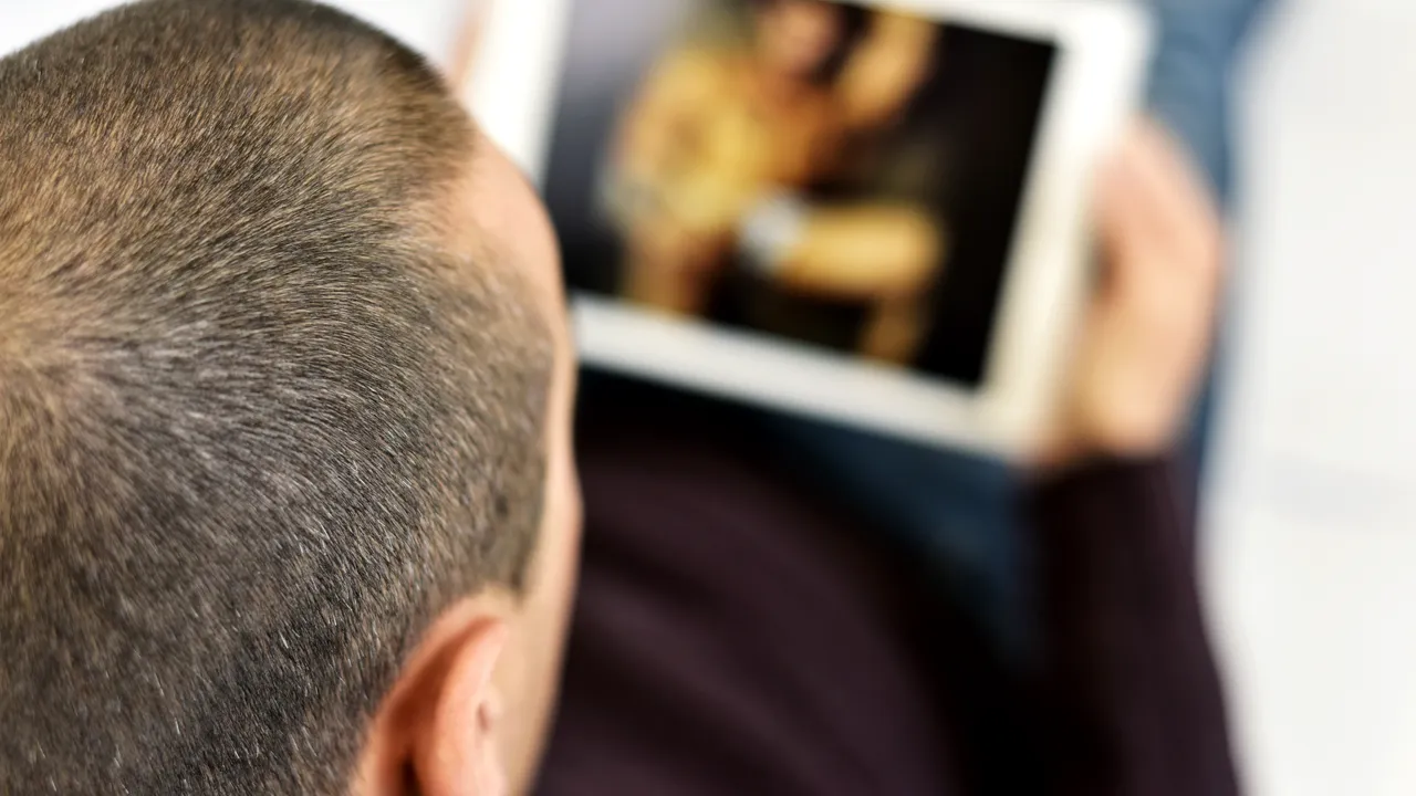 Doi tineri din Iași, condamnați după ce au șantajat o consăteană pe care au descoperit-o, accidental, într-un clip de pe un site pentru adulți