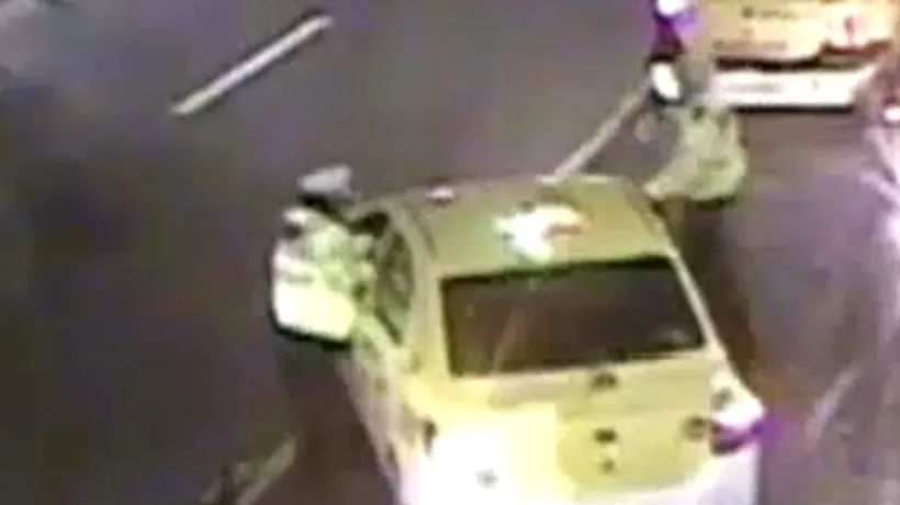 Scene de necrezut în București: un taximetrist demarează în trombă cu un polițist agățat de ușă
