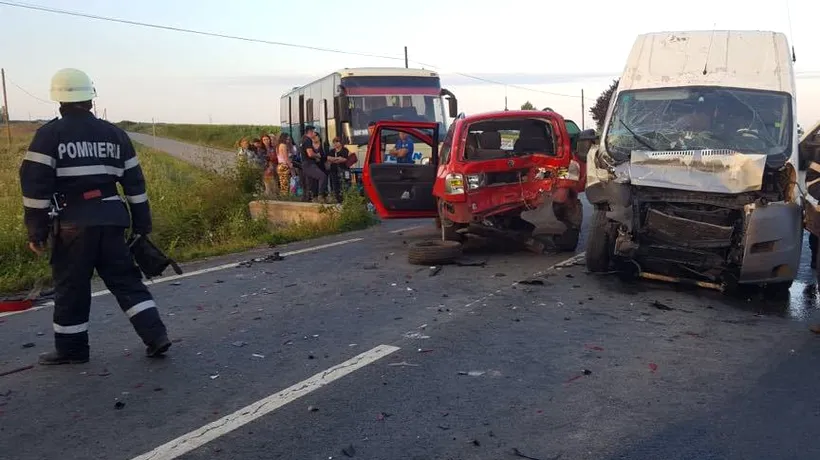 Accident în județul Bihor, soldat cu 11 RĂNIȚI. Un autocar, un microbuz și o autoutilitară, implicate în ciocnire