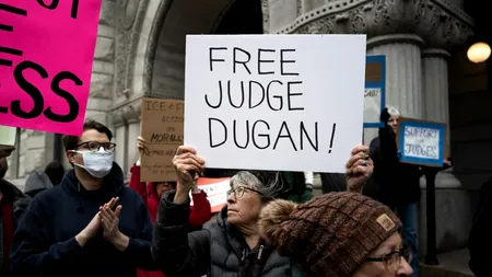 Judecătoare din Wisconsin, ARESTATĂ și escortată cu cătușe la mâini, după ce ar fi ajutat un emigrant. Șeful FBI: 