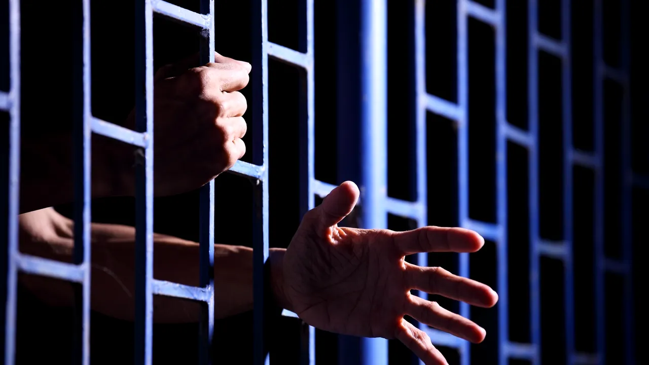 Un pedofil, care a abuzat până la 200 de copii, a fost ucis într-o închisoare din M. Britanie