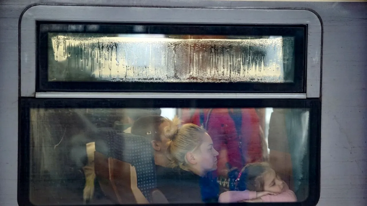 Incident grav într-un tren CFR: Un geam spart s-a prăbușit peste călători