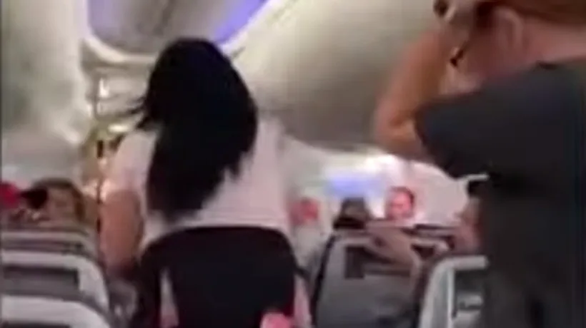 Gelozie la înălțime: Femeia, furioasă că partenerul se uita la alta, a făcut un gest total neașteptat care i-a șocat pe pasageri - VIDEO