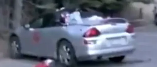 VIDEO: Un urs vandalizează o mașină parcată lângă pădure