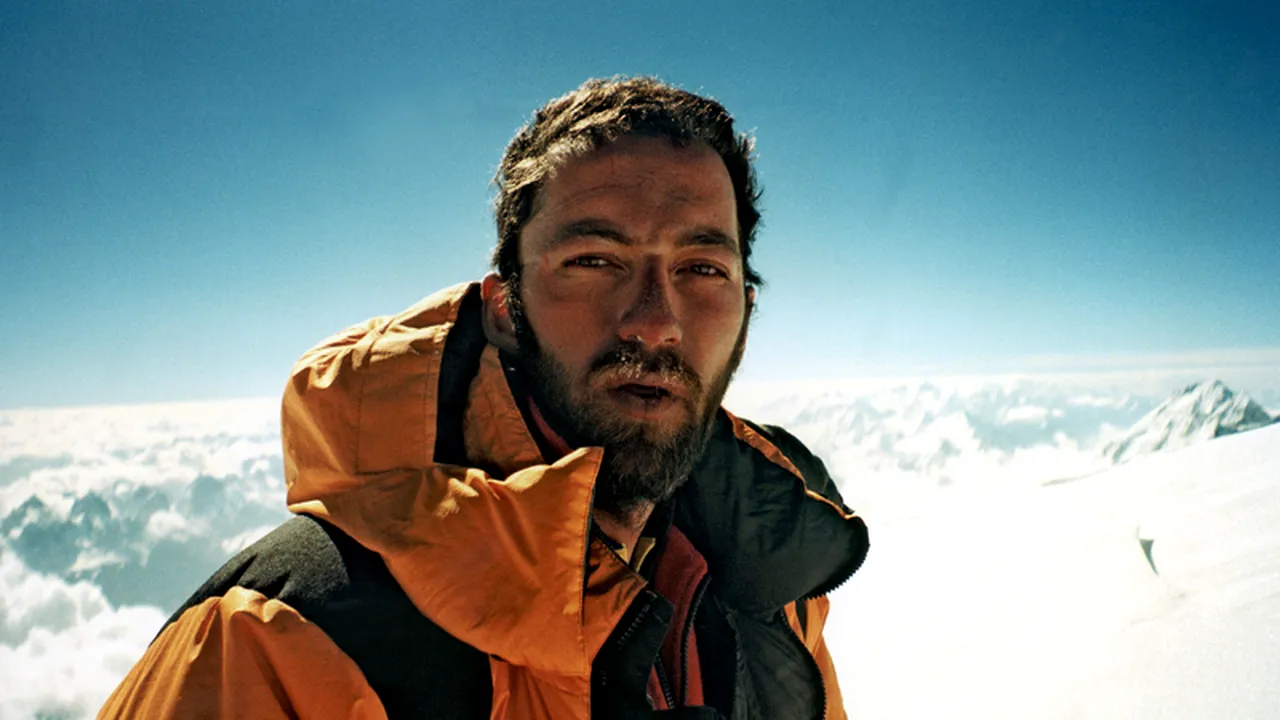 Ce are în rucsac primul român care urcă pe Everest fără oxigen. VIDEO
