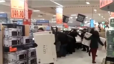 BĂTAIE între băcăuani pentru televizoare la PROMOȚIE, la inaugurararea unui HIPERMARKET