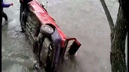 S-a suit băut la volan și a căzut într-un râu: toți  cei din mașină au ajuns la spital