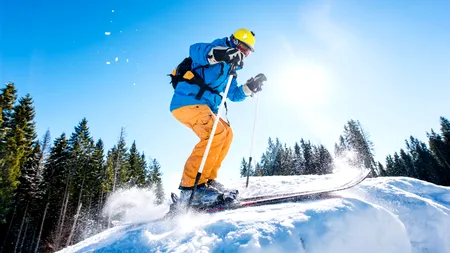 Sezonul de schi se prelungește în Poiana Brașov. Valul de aer rece și ninsorile i-au determinat pe administratori să repornească tunurile de zăpadă