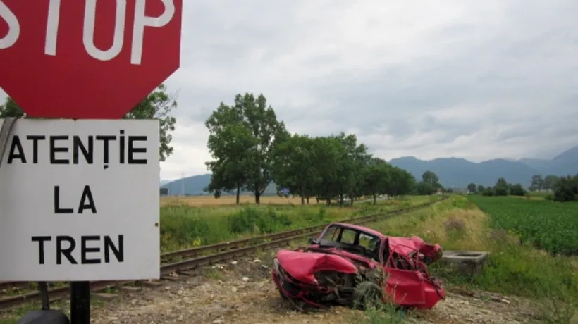 Accident la Brașov. Patru oameni au scăpat cu viață după ce mașina în care se aflau a fost lovită de tren