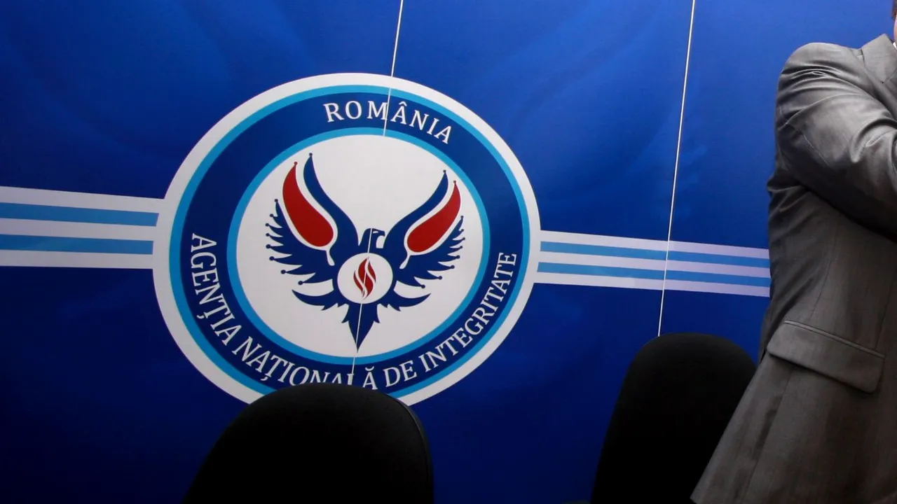 Zece funcționari publici, între care un polițist și un fost candidat, găsiți incompatibili de ANI