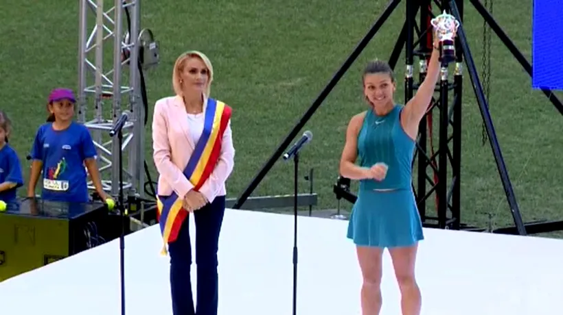Simona Halep, cu trofeul de la Roland Garros pe Arena Națională