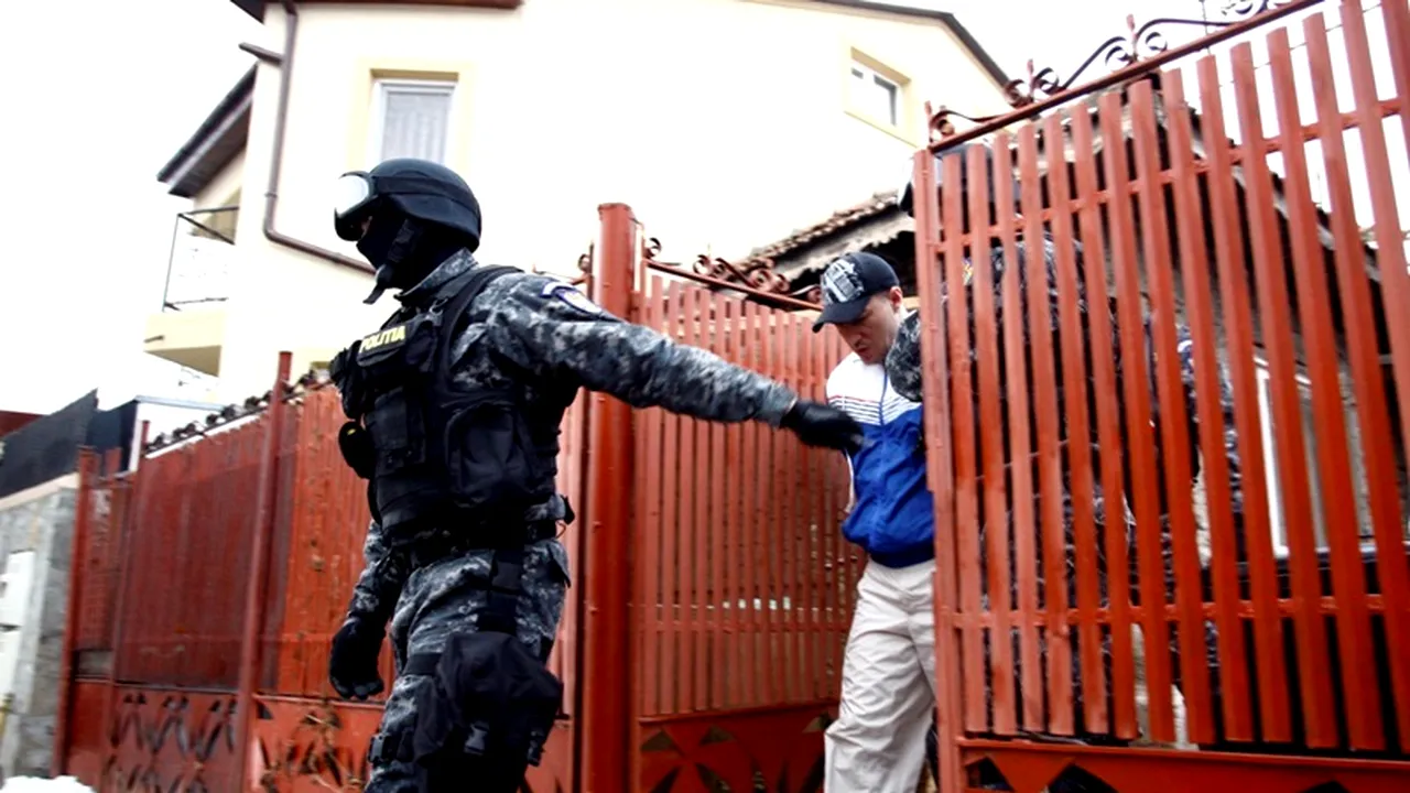 Polițiștii au prins trei hoți care înșelau oamenii prin telefon, prin metoda 